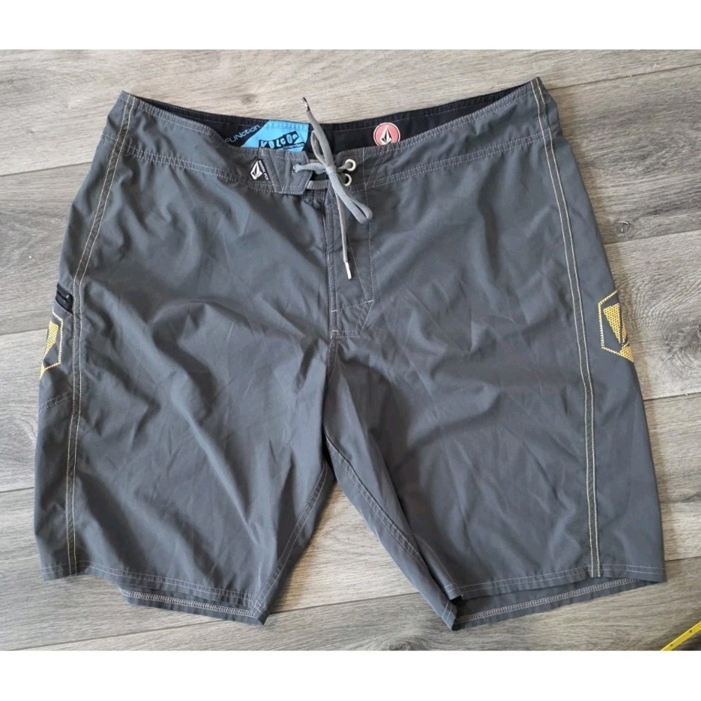 Volcom Mens 38 Boardshorts Grey Yellow Logo Cinch Waist Zip Pocket Skater Retro